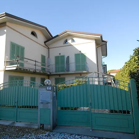 25 * Forte dei Marmi